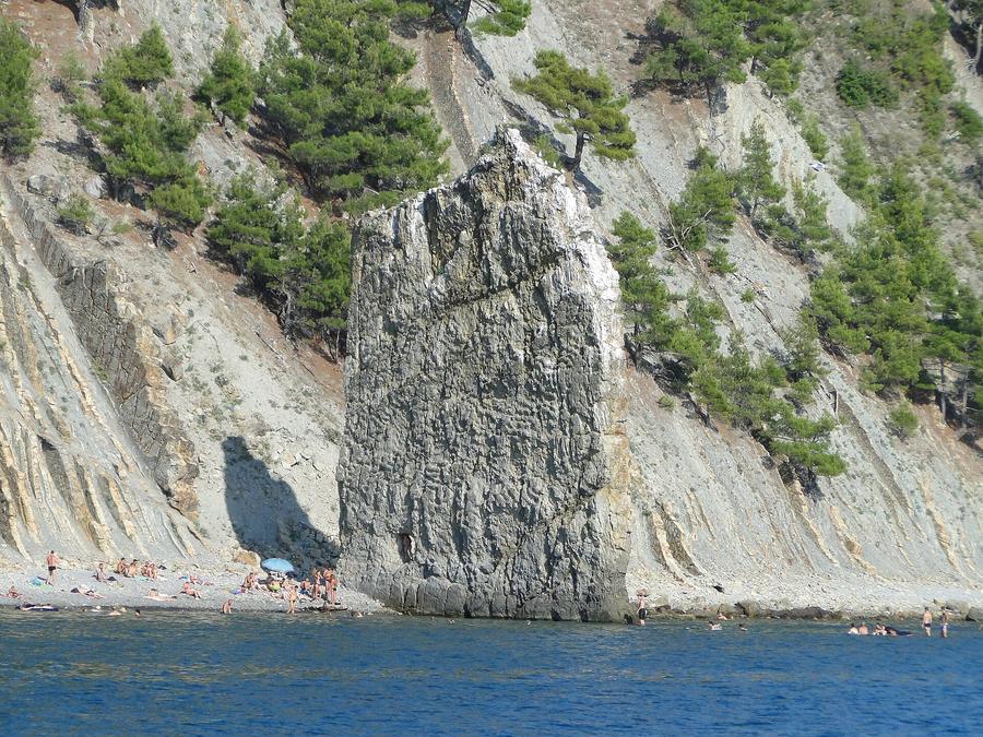 Скала Парус у Прасковеевки — каменная плита, стоящая в море