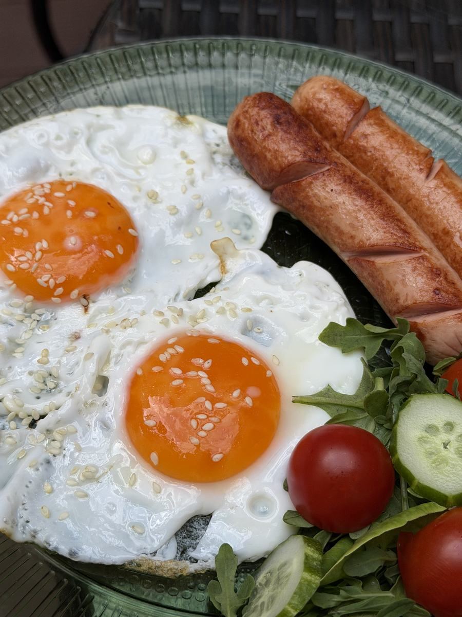 Яичница с сосисками, помидорами и свежей зеленью